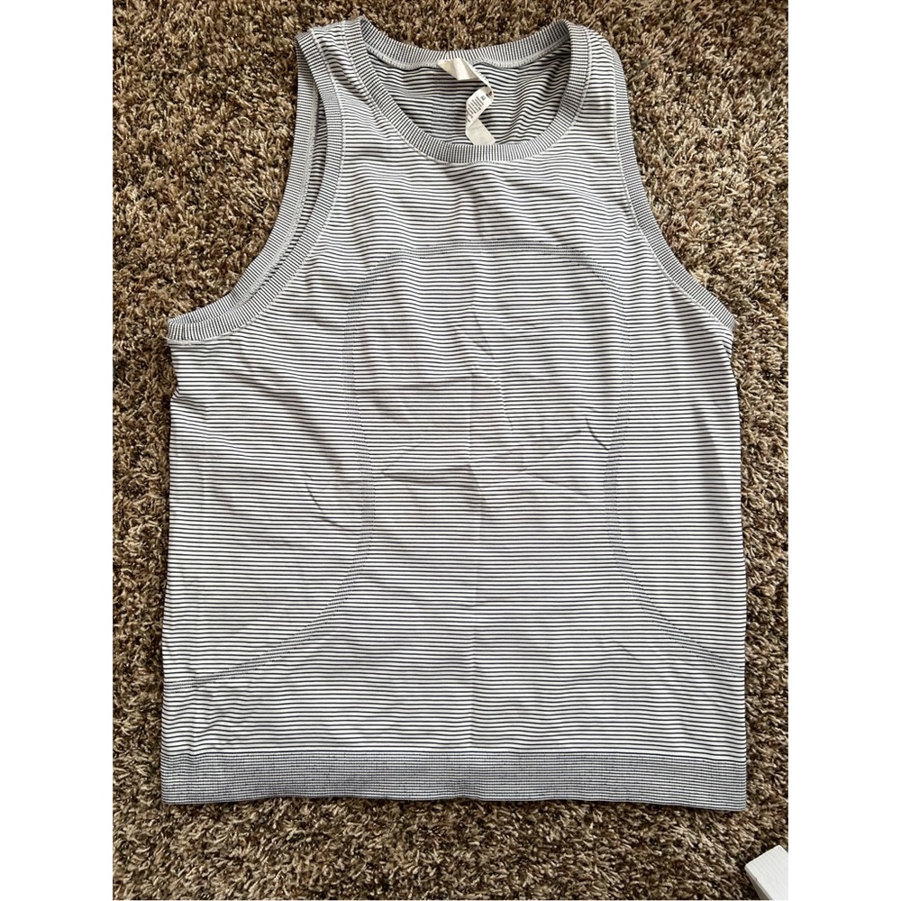 Women’s lululemon tank top! Size 8 in perfect condition